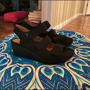 Womens black strappy Y2K platform sandals